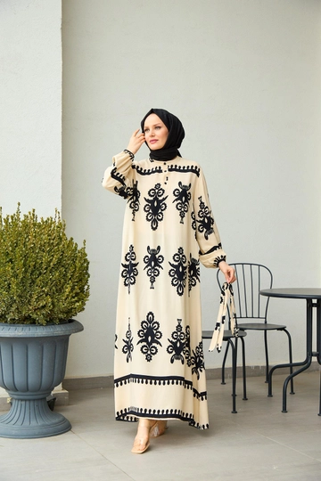 Una modella di abbigliamento all'ingrosso indossa  Abito Lungo Fantasia - Beige
, vendita all'ingrosso turca di Vestito di Hulya Keser