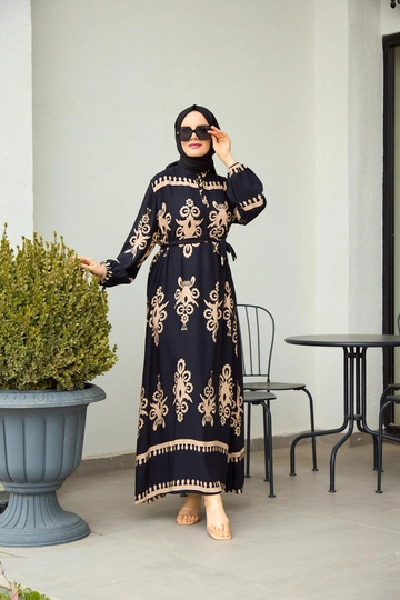 Bir model, Hulya Keser toptan giyim markasının  Desenli Uzun Elbise - Siyah
 toptan Elbise ürününü sergiliyor.