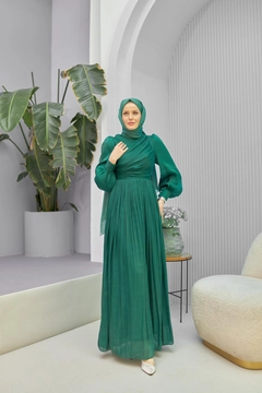 A wholesale clothing model wears hul10616-efil-evening-dress-emerald-green, Turkish wholesale Dress of Hulya Keser