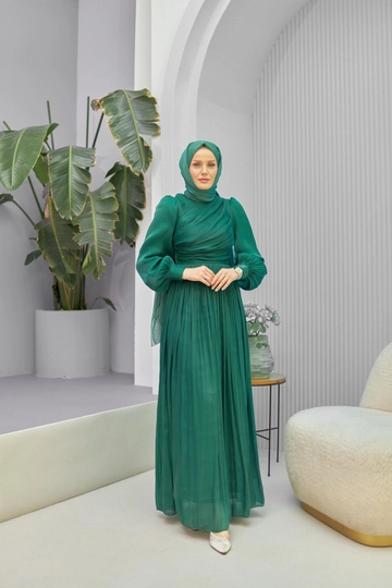 A wholesale clothing model wears  Efil Evening Dress - Emerald Green
, Turkish wholesale Dress of Hulya Keser