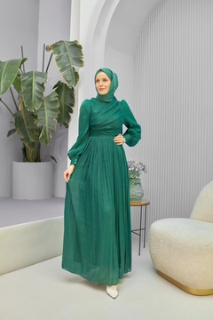 A wholesale clothing model wears hul10616-efil-evening-dress-emerald-green, Turkish wholesale Dress of Hulya Keser