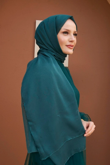 A wholesale clothing model wears  Shawl - Emerald Green
, Turkish wholesale Shawl of Hulya Keser