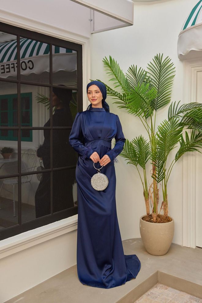 Hulya Keser Abito Da Sera In Raso Kobe Con Dettagli In Piume Blu Navy Abbigliamento all'ingrosso Elegante