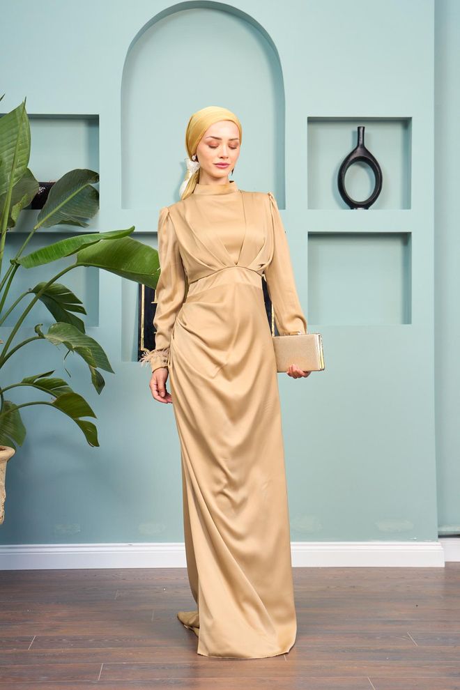 Hulya Keser Abito Da Sera In Raso Kobe Con Dettagli In Piume Oro Abbigliamento all'ingrosso Elegante