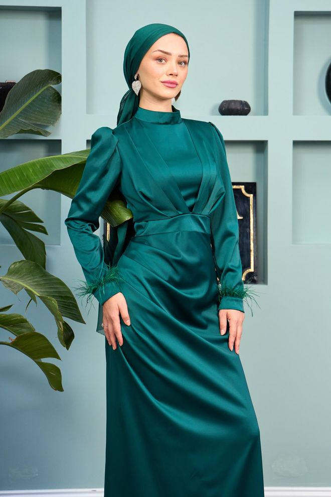 Hulya Keser Abito Da Sera In Raso Kobe Con Dettagli In Piume Verde Smeraldo Abbigliamento all'ingrosso Elegante