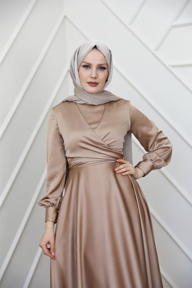 Hulya Keser Elegantes Beiges Wickelkleid Mit V Ausschnitt Und Langen Ärmeln Großhandelskleidung Modest
