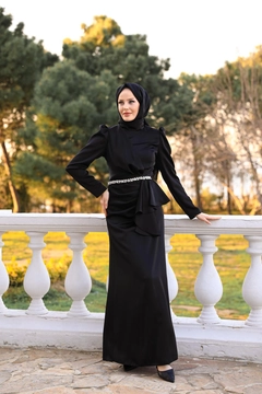 Ein Bekleidungsmodell aus dem Großhandel trägt HUL10045 - Ebru Satin Evening Dress - Black, türkischer Großhandel Kleid von Hulya Keser