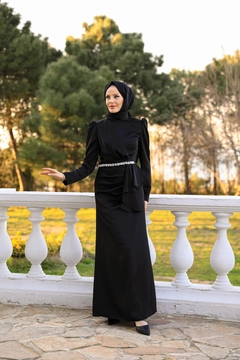 Bir model, Hulya Keser toptan giyim markasının HUL10045 - Ebru Satin Evening Dress - Black toptan Elbise ürününü sergiliyor.