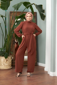 Bir model, Hulya Keser toptan giyim markasının HUL10047 - Airobin Jumpsuit - Brown toptan Tulum ürününü sergiliyor.