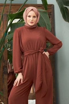 Bir model, Hulya Keser toptan giyim markasının HUL10047 - Airobin Jumpsuit - Brown toptan Tulum ürününü sergiliyor.