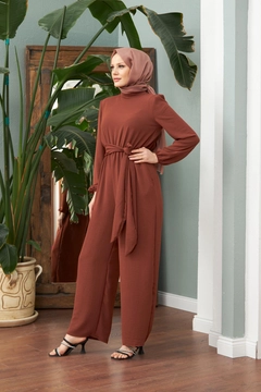 Una modella di abbigliamento all'ingrosso indossa HUL10047 - Airobin Jumpsuit - Brown, vendita all'ingrosso turca di Tuta di Hulya Keser