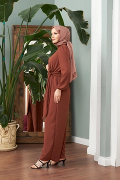 Una modella di abbigliamento all'ingrosso indossa HUL10047 - Airobin Jumpsuit - Brown, vendita all'ingrosso turca di Tuta di Hulya Keser