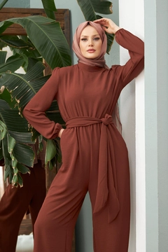 Een kledingmodel uit de groothandel draagt HUL10047 - Airobin Jumpsuit - Brown, Turkse groothandel Jumpsuit van Hulya Keser