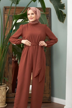 Ein Bekleidungsmodell aus dem Großhandel trägt HUL10047 - Airobin Jumpsuit - Brown, türkischer Großhandel Jumpsuit von Hulya Keser