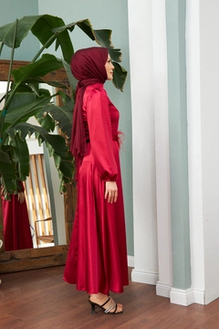 Una modella di abbigliamento all'ingrosso indossa HUL10053 - Sule Evening Dress - Claret Red, vendita all'ingrosso turca di Vestito di Hulya Keser