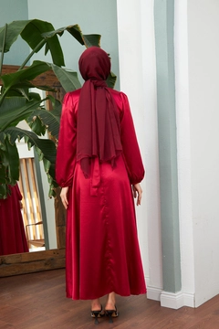 Ein Bekleidungsmodell aus dem Großhandel trägt HUL10053 - Sule Evening Dress - Claret Red, türkischer Großhandel Kleid von Hulya Keser