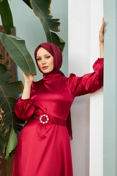 Ein Bekleidungsmodell aus dem Großhandel trägt HUL10053 - Sule Evening Dress - Claret Red, türkischer Großhandel Kleid von Hulya Keser