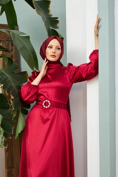 Bir model, Hulya Keser toptan giyim markasının HUL10053 - Sule Evening Dress - Claret Red toptan Elbise ürününü sergiliyor.