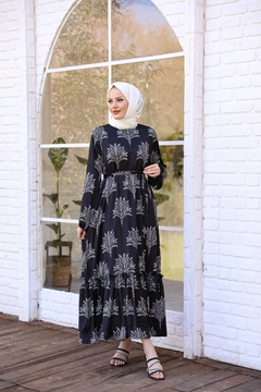 Bir model, Hulya Keser toptan giyim markasının HUL10065 - Turquoise Dress - Black toptan Elbise ürününü sergiliyor.