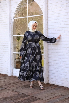 Bir model, Hulya Keser toptan giyim markasının HUL10065 - Turquoise Dress - Black toptan Elbise ürününü sergiliyor.