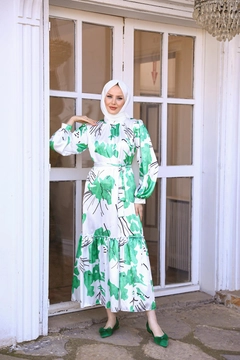 Una modella di abbigliamento all'ingrosso indossa HUL10068 - Emine Satin Dress - Green, vendita all'ingrosso turca di Vestito di Hulya Keser