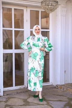 Bir model, Hulya Keser toptan giyim markasının HUL10068 - Emine Satin Dress - Green toptan Elbise ürününü sergiliyor.