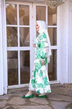 A wholesale clothing model wears HUL10068 - Emine Satin Dress - Green, Turkish wholesale Dress of Hulya Keser