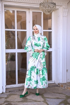 Ein Bekleidungsmodell aus dem Großhandel trägt HUL10068 - Emine Satin Dress - Green, türkischer Großhandel Kleid von Hulya Keser