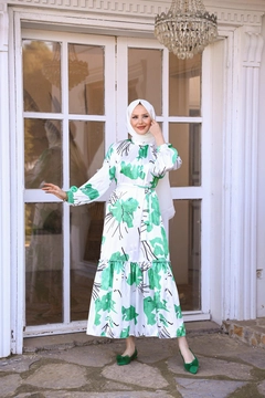Ein Bekleidungsmodell aus dem Großhandel trägt HUL10068 - Emine Satin Dress - Green, türkischer Großhandel Kleid von Hulya Keser