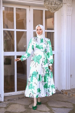 Bir model, Hulya Keser toptan giyim markasının HUL10068 - Emine Satin Dress - Green toptan Elbise ürününü sergiliyor.
