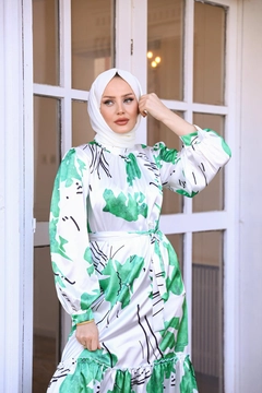 Ένα μοντέλο χονδρικής πώλησης ρούχων φοράει HUL10068 - Emine Satin Dress - Green, τούρκικο Φόρεμα χονδρικής πώλησης από Hulya Keser