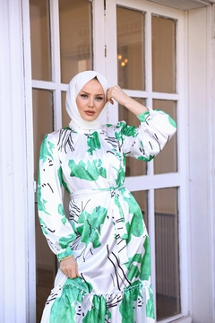 Hurtowa modelka nosi HUL10068 - Emine Satin Dress - Green, turecka hurtownia Sukienka firmy Hulya Keser