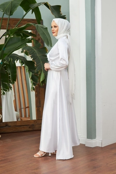 Una modelo de ropa al por mayor lleva HUL10073 - Noble Satin Evening Dress - White, Vestido turco al por mayor de Hulya Keser