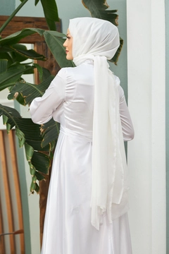 Una modella di abbigliamento all'ingrosso indossa HUL10073 - Noble Satin Evening Dress - White, vendita all'ingrosso turca di Vestito di Hulya Keser