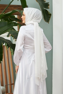 Ein Bekleidungsmodell aus dem Großhandel trägt HUL10073 - Noble Satin Evening Dress - White, türkischer Großhandel Kleid von Hulya Keser