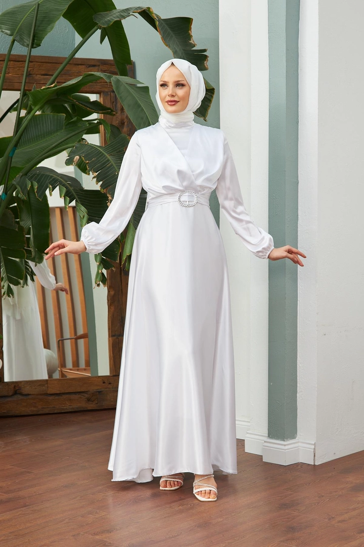 Ένα μοντέλο χονδρικής πώλησης ρούχων φοράει HUL10073 - Noble Satin Evening Dress - White, τούρκικο Φόρεμα χονδρικής πώλησης από Hulya Keser