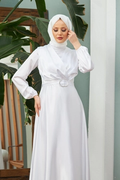 Una modelo de ropa al por mayor lleva HUL10073 - Noble Satin Evening Dress - White, Vestido turco al por mayor de Hulya Keser