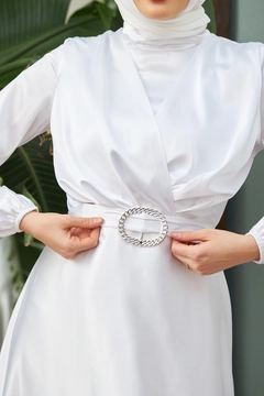 A wholesale clothing model wears HUL10073 - Noble Satin Evening Dress - White, Turkish wholesale Dress of Hulya Keser