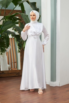 Ein Bekleidungsmodell aus dem Großhandel trägt HUL10073 - Noble Satin Evening Dress - White, türkischer Großhandel Kleid von Hulya Keser