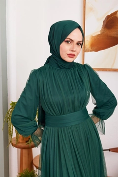 A wholesale clothing model wears HUL10015 - Özlem Tulle Evening Dress - Emerald Green, Turkish wholesale Dress of Hulya Keser
