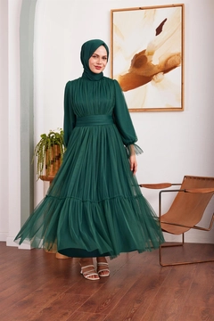 Bir model, Hulya Keser toptan giyim markasının HUL10015 - Özlem Tulle Evening Dress - Emerald Green toptan Elbise ürününü sergiliyor.