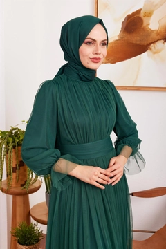 Ein Bekleidungsmodell aus dem Großhandel trägt HUL10015 - Özlem Tulle Evening Dress - Emerald Green, türkischer Großhandel Kleid von Hulya Keser