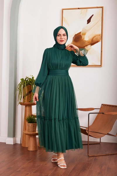 A model wears HUL10015 - Özlem Tulle Evening Dress - Emerald Green, wholesale Dress of Hulya Keser to display at Lonca