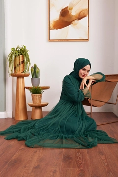 Bir model, Hulya Keser toptan giyim markasının HUL10015 - Özlem Tulle Evening Dress - Emerald Green toptan Elbise ürününü sergiliyor.