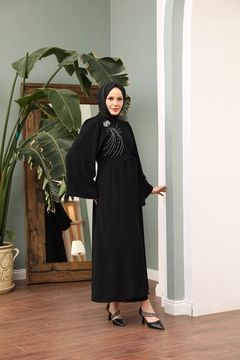 Una modelo de ropa al por mayor lleva HUL10145 - Ahsen Abaya - Black, Abaya turco al por mayor de Hulya Keser