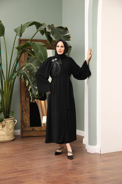 A model wears HUL10145 - Ahsen Abaya - Black, wholesale Abaya of Hulya Keser to display at Lonca