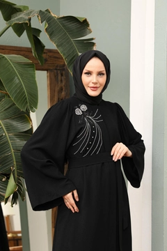 Bir model, Hulya Keser toptan giyim markasının HUL10145 - Ahsen Abaya - Black toptan Ferace ürününü sergiliyor.