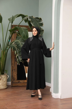Una modella di abbigliamento all'ingrosso indossa HUL10147 - Shoulder Stone Abaya - Black, vendita all'ingrosso turca di Abaya di Hulya Keser