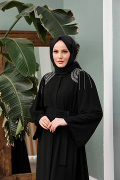 Una modelo de ropa al por mayor lleva HUL10147 - Shoulder Stone Abaya - Black, Abaya turco al por mayor de Hulya Keser