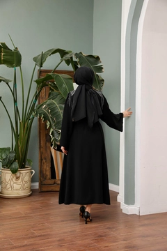 Ein Bekleidungsmodell aus dem Großhandel trägt HUL10147 - Shoulder Stone Abaya - Black, türkischer Großhandel Abaya von Hulya Keser